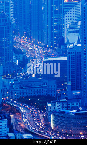 Auto Licht Wege und beleuchteten Gebäuden, die von der Bund in Shanghai Stockfoto