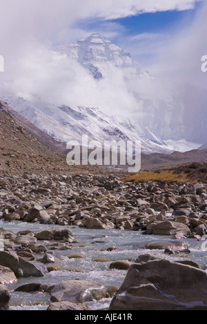 Nordwand des Mt. Everest in Wolken von einem Himalaya-Flüsschen gesehen. Stockfoto