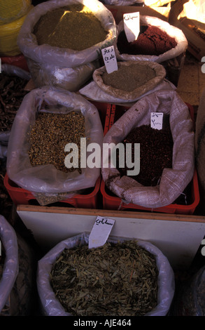 Vielzahl von Gewürzen auf Verkauf im Souk oder Markt in Byblos Jbail Libanon Stockfoto