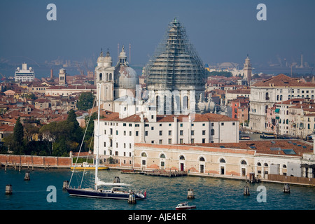 Santa Maria della Salute Kirche Venedig mit der Kuppel von der überdachten von Gerüsten Stockfoto