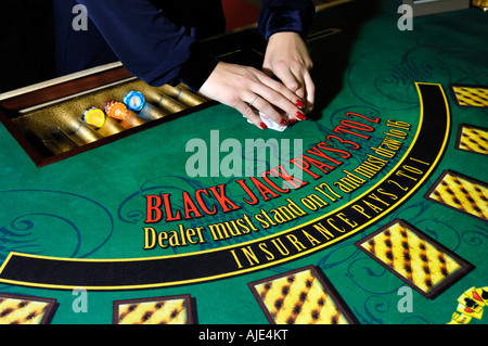 Hände von Frau Croupier Händler die Karten mischen Stockfoto