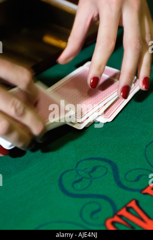 Hände von Frau Croupier Händler die Karten mischen Stockfoto