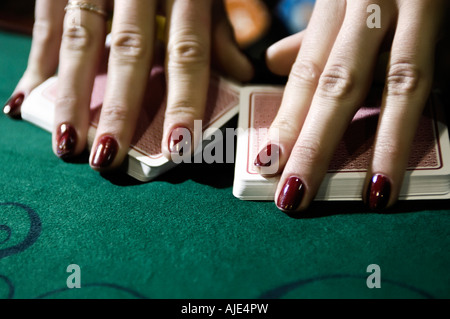 Hände von Frau Croupier Händler die Karten mischen Stockfoto