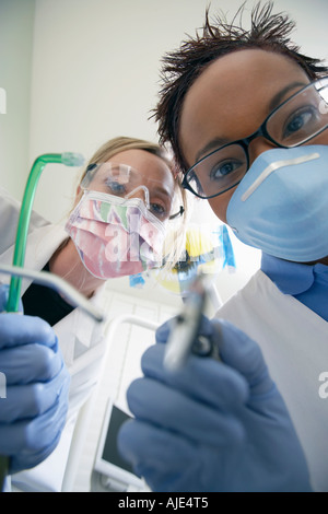 Zahnarzt und Hygieniker in der Chirurgie (Nahaufnahme) Stockfoto
