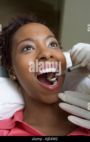 Frau, die Zähne beim Zahnarzt, geprüft (Nahaufnahme) Stockfoto