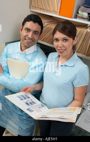 Zahnarzt und Hygieniker im Büro (Hochformat) Stockfoto