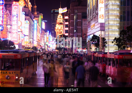 Leuchtreklamen und und Fußgänger in Nanjing Donglu Road Einkaufsparadies in Shanghai Stockfoto