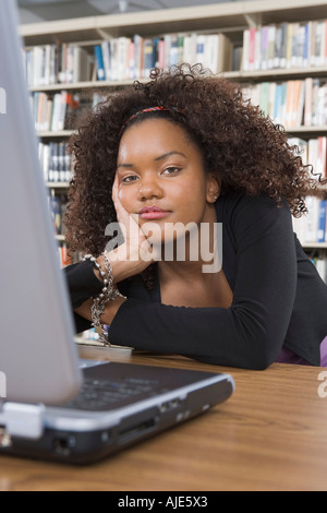 Müde College-Student auf laptop Stockfoto