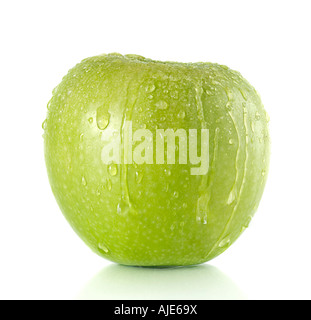 Grünen Granny Smith Apfel mit Wassertropfen drüber laufen Stockfoto