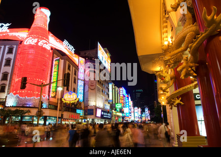 China Shanghai beleuchteten Gebäuden und Fußgänger in Nanjing Donglu shopping-Paradies Stockfoto