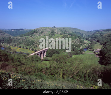 Die Ansicht des Wye Valley, Fluss und Monsal Dale Derbyshire von Monsal Kopf zeigen das Viadukt gebaut für die Bahn in c. 1870 Stockfoto