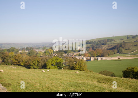 BURNSALL NORTH YORKSHIRE England UK auf der Suche nach diesem schönen Wharfedale Dorf umgeben von Schafen Weideland Stockfoto