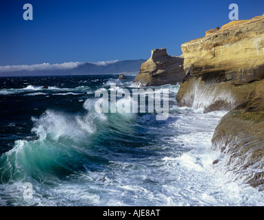 Cape Kiwanda State Park National Recreation Area Wellen brechen sich am felsigen Klippen Northern Oregon Coast Pacific City Oregon State Stockfoto