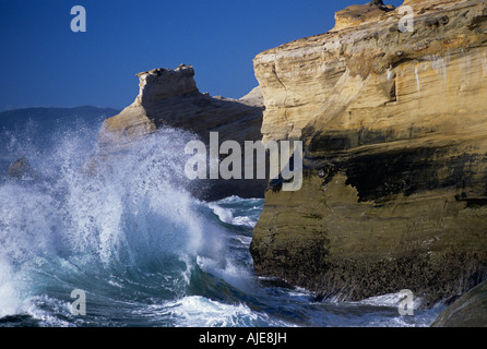 Cape Kiwanda State Park National Recreation Area Wellen brechen sich am felsigen Klippen Northern Oregon Coast Pacific City Oregon State Stockfoto