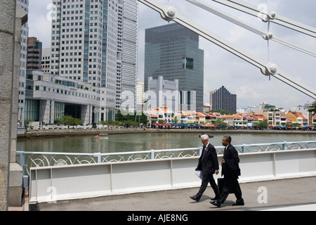 Zwei Männer in Anzügen überqueren Cavenagh Brücke Hängebrücke Singapur Stockfoto