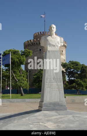 Thessaloniki-Marmor-Statue von Admiral Votsis stand vor dem weißen Turm Stockfoto