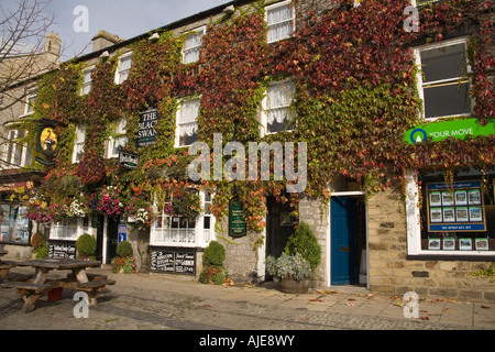 LEYBURN NORTH YORKSHIRE England UK Oktober sehr attraktiven Black Swan Hotel mit bunten Efeu bedeckt Stockfoto