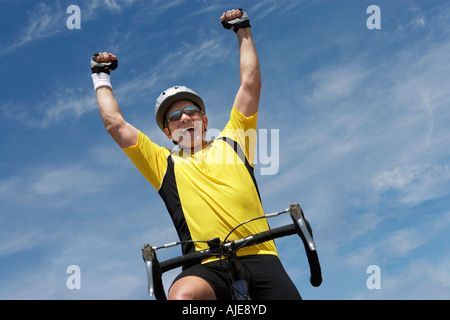 Radsportler, Fahrrad und jubeln, Portrait, niedrigen Winkel Ansicht Stockfoto