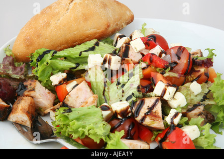 eine Schüssel mit Hähnchen-Salat mit Brot essen Stockfoto