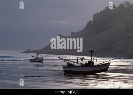 Dories entlang Küste Cape Kiwanda State Park National Recreation Area in der Nähe von Pacific City nördlichen Oregon Küste Oregon State USA Stockfoto