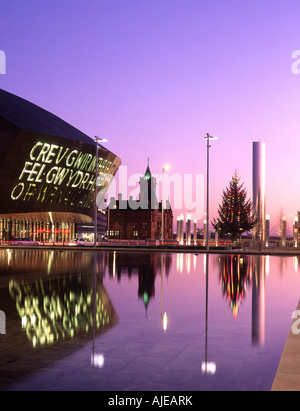 Wales Millennium Centre und Pierhead Gebäude in der Dämmerung Cardiff Bay Wales UK Stockfoto