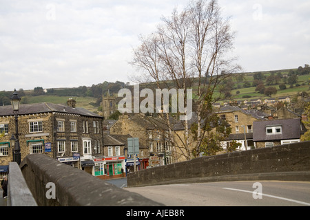 PATELEY BRIDGE NORTH YORKSHIRE UK suchen über die steinerne Brücke, dieses hübsche Dörfer in den Dales Stockfoto