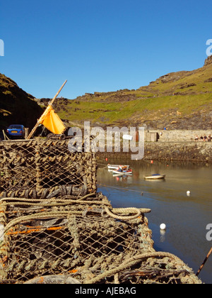 Krabben- und Hummertöpfe auf der Quayside, Schlauchboote im Boscastle Harbour Boscastle Cornwall Atlantic Heritage Coast England Großbritannien Stockfoto