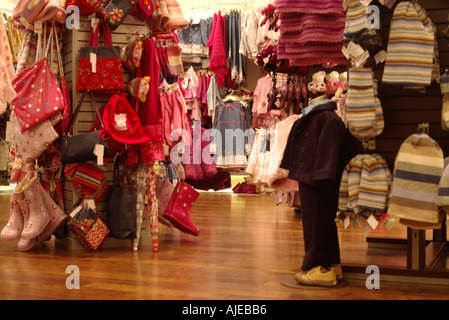 dh Kinder Kleidung LÄDEN UK Kinder Kleidung Geschäft Einzelhandel Display junge Mädchen Youngster Mode Regale schottland Fenster Stockfoto