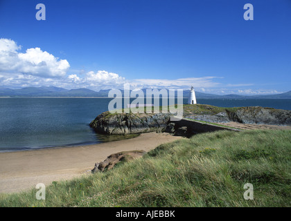 Llanddwyn Island Strand und Leuchtturm Llyn Halbinsel im Hintergrund Isle of Anglesey North Wales UK Stockfoto