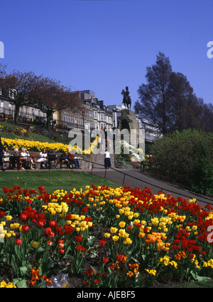 dh PRINCES ST GARDENS EDINBURGH Flora Blumen zeigen Menschen sitzen Auf Bank Parkland scotland Street Garden Park Blumen City Spring vereinigtes Königreich Stockfoto