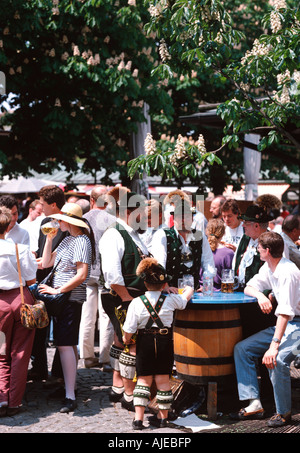 EU-DE-Deutschland-Bayern-München 3 bayerischen Männer mit ein wenig Sonne trinken Bier auf dem Viktualienmarkt Stockfoto