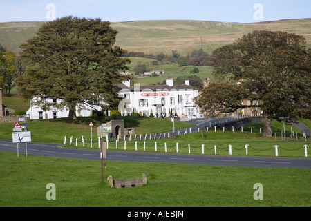 BAINBRIDGE North Yorkshire England UK auf dem Dorfplatz mit seinen hölzernen Lagerbestände zum Rose und Crown Hotel Stockfoto