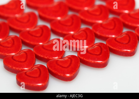 Eine Nahaufnahme von sehr roten herzförmigen Bonbons Stockfoto