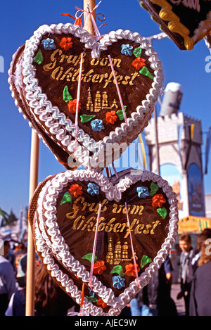 EU DEU Deutschland Bayern München das Oktoberfest in München Lebkuchenherzen Stockfoto