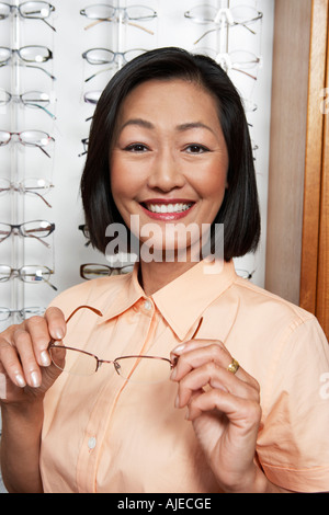 Frau versucht auf Gläser beim Optiker, Porträt Stockfoto