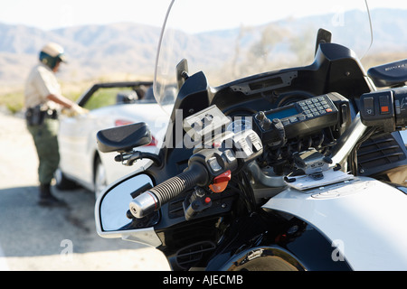 Im Gespräch mit Fahrer Auto nicht mehr auf einsamen Highway Polizist Stockfoto