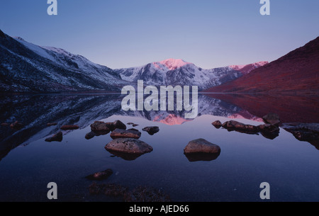 Llyn Ogwen Stillgewässer mit Schnee bedeckt Peak Y Garn Carneddau Gwynedd Wales Stockfoto