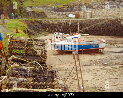 Crab Pots auf Kai Angelboote/Fischerboote vertäut im Hafen von Boscastle bei niedrigem Wasserstand Boscastle Cornwall England UK Stockfoto