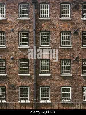 Details von Windows auf Vorderansicht des Styal Steinbruch-Bank-Mühle-Cheshire Stockfoto