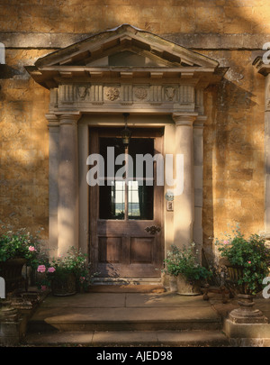 Ein Detail des zentralen Doorcase von North Front außen am Farnborough Hall Warwickshire Stockfoto