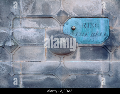 Nahaufnahme von der Glocke ziehen und Unterricht Türschild an der Tür in der Nordfront von Sudbury Hall Derbyshire Stockfoto