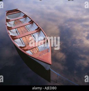 Ein Blick auf Boot vor Anker aus Schloss Haus Bootsanleger in Crom Estate County Fermanagh Nordirland Stockfoto