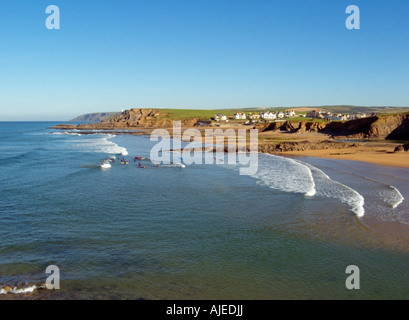 Summerleaze Beach mit Surfern in den Wellen, Blick auf Crooklets Beach, in der Nähe von Bude, Atlantic Heritage Coast, Cornwall, England, Großbritannien Stockfoto