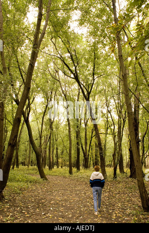 Kaukasische Frau (45-55) Wandern am Wabash Trails Park, IN USA Stockfoto