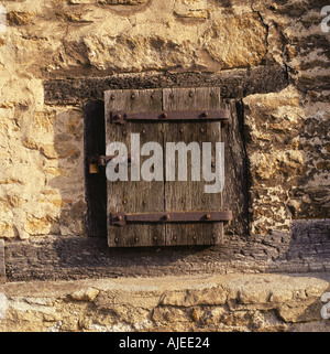 14. Jahrhundert Gebäude in Lacock Dorf Wiltshire ein kleines Fenster mit hölzernen Auslöser Stockfoto