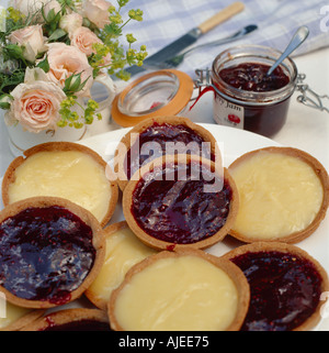 Marmelade Kuchen auf eine Platte alles bereit für den Nachmittagstee im Garten Stockfoto
