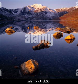 Y-Garn spiegelt sich in den stillen Wassern des Llyn Ogwen Carneddau Wales Stockfoto