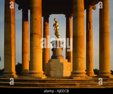 Die goldene Statue der Venus ersetzt 2001 in der Rotunde im Stowe Landschaft Gärten Buckinghamshire Stockfoto