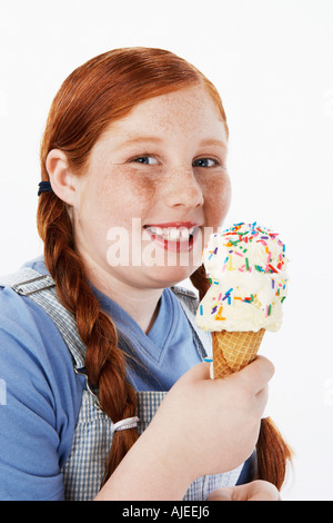 Übergewichtige Mädchen (13-15) Lächeln, halten Eistüte, Porträt Stockfoto