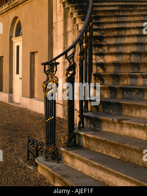 Kunstvolle Schritte auf der westlichen Front Osterley Park London Stockfoto